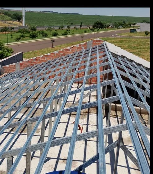 Estrutura metálica de cobertura em obra