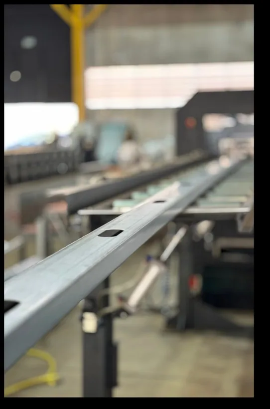 Perfis metálicos na linha de produção