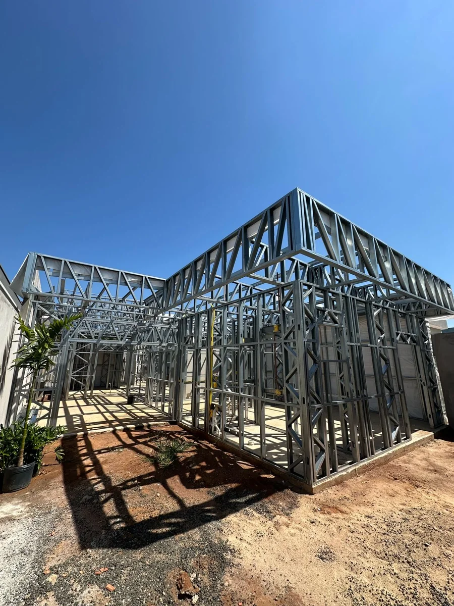 Obra em estrutura de aço galvanizado